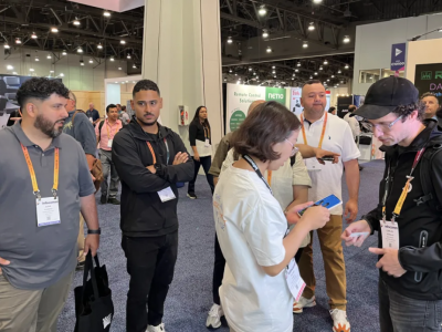 2024美国视听显示与系统集成展会，凯新创达柔性透明屏---“星闪柔性视窗”受到观众的热烈追捧!